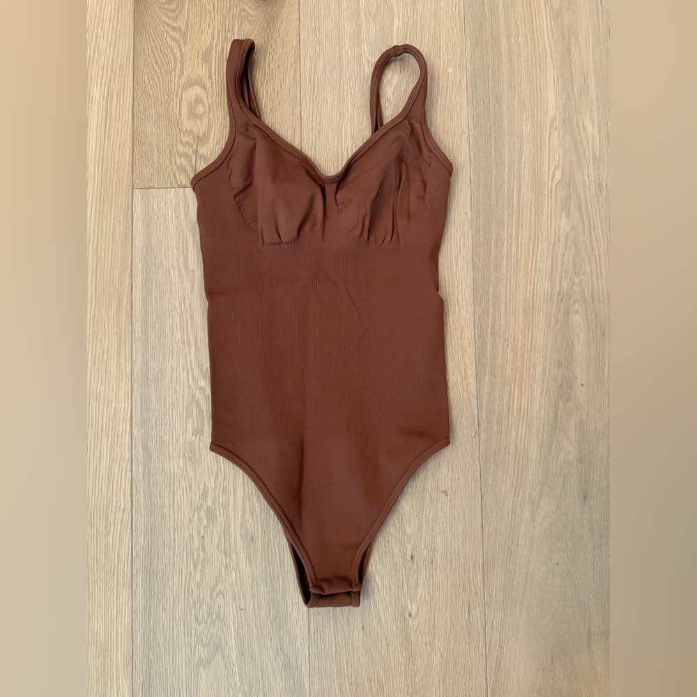 BROWN QQQ RIBBED BODYSUIT
